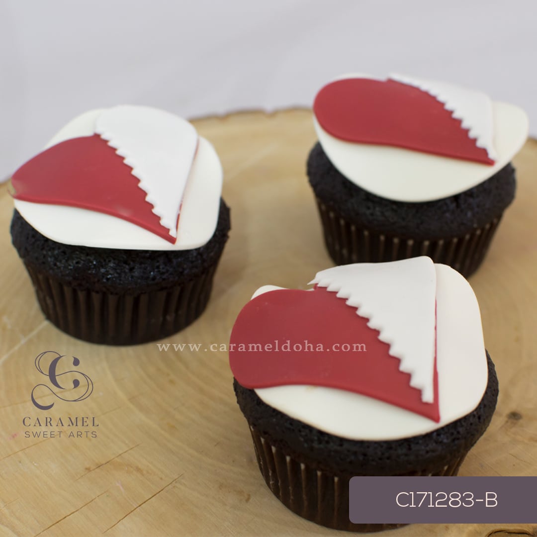 c171283-b_1.jpg Heart Qatar Flag Cupcakes - Image 1