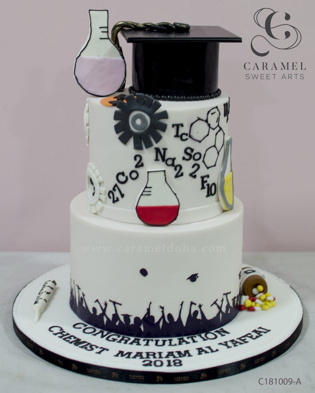 c181009-a.jpg Graduation Cake - Image 1